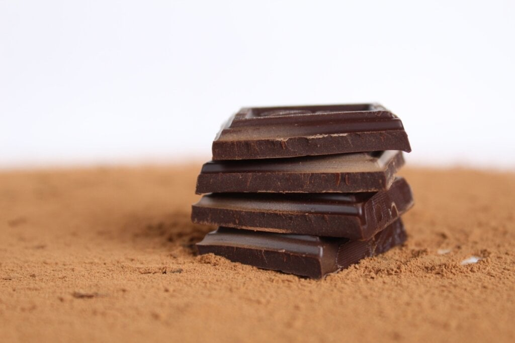 Para quem faz atividade física, o recomendado é limitar o consumo de chocolate a 30 g por dia (Imagem: Prostock-studio | Shutterstock)