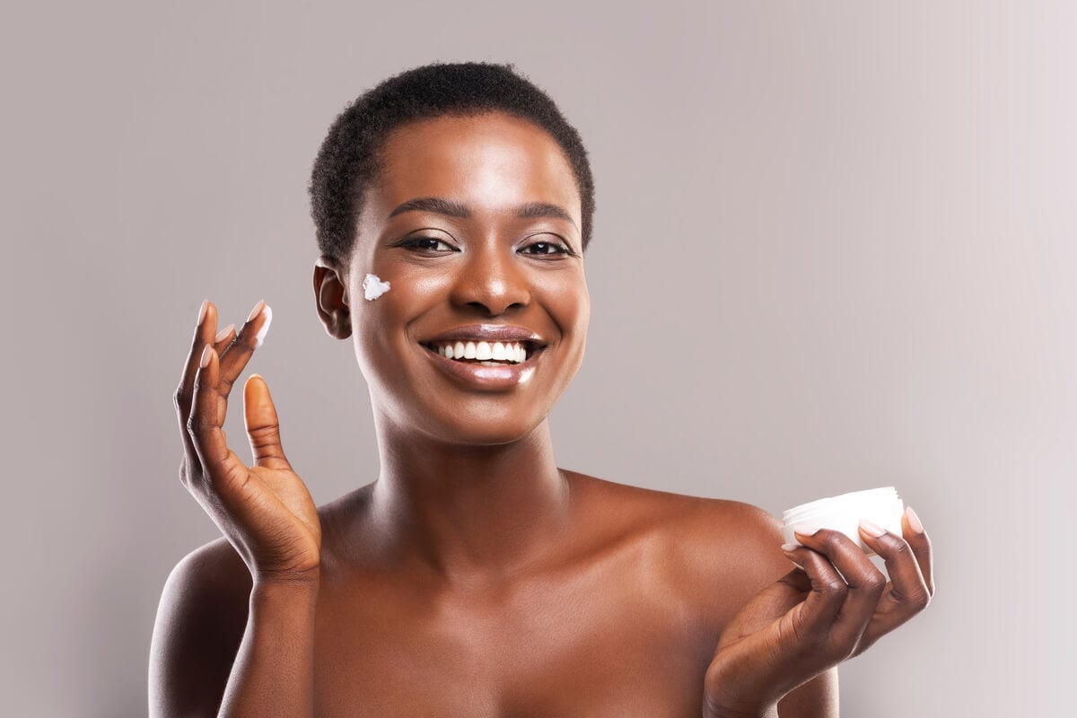 Produtos anti-idade podem ajudar a reduzir os efeitos do envelhecimento (Imagem: Prostock-studio | Shutterstock)