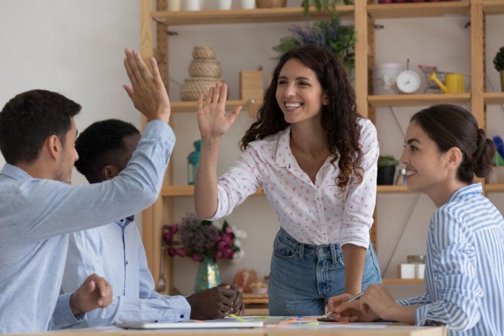 Reconhecer o trabalho e o esfor&ccedil;o do outro faz com que ele se sinta valorizado (Imagem: fizkes | Shutterstock)