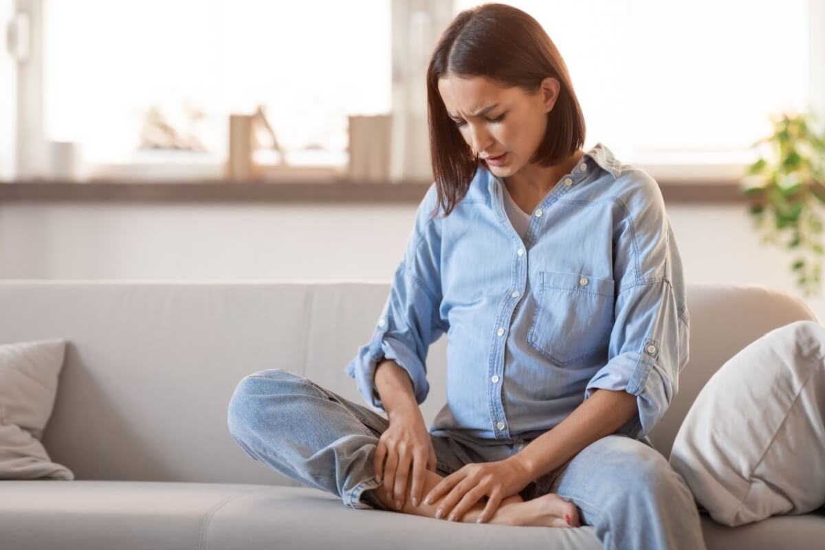 As varizes e o lipedema são comuns durante a gestação (Imagem: Prostock-studio | Shutterstock)