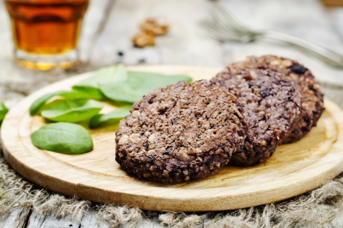 Hambúrguer de feijão-preto (Imagem: Nataliya Arzamasova | Shutterstock)