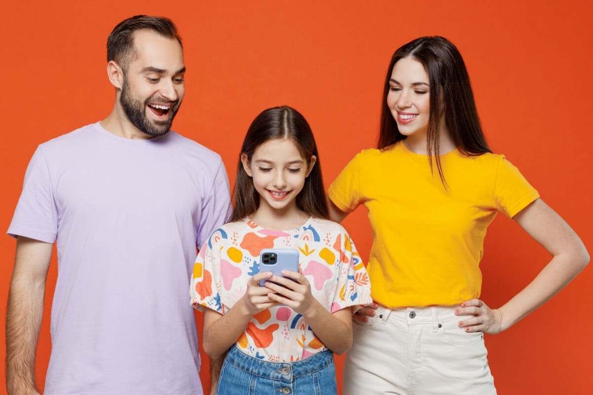 Crianças da geração Alfa têm acesso precoce e irrestrito a ambientes digitais (Imagem: ViDI Studio | Shutterstock)