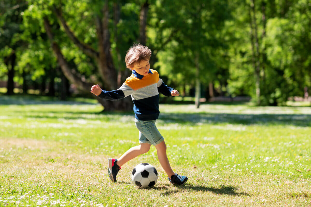Atividades físicas e hobbies podem desviar a atenção das crianças das telas e promover interação social e novas habilidades (Imagem: Ground Picture | Shutterstock)