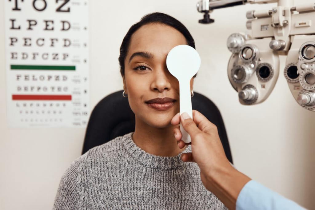 Cada faixa etária requer cuidados específicos para prevenir doenças oculares como glaucoma e catarata (Imagem: PeopleImages.com – Yuri A | Shutterstock)