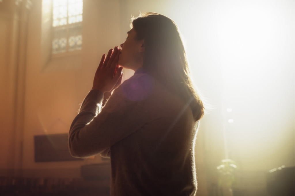 A oração de agradecimento à Nossa Senhora do Carmo expressa gratidão pelas bênçãos recebidas e reconhecimento de sua constante proteção (Imagem: Gorodenkoff | Shutterstock)