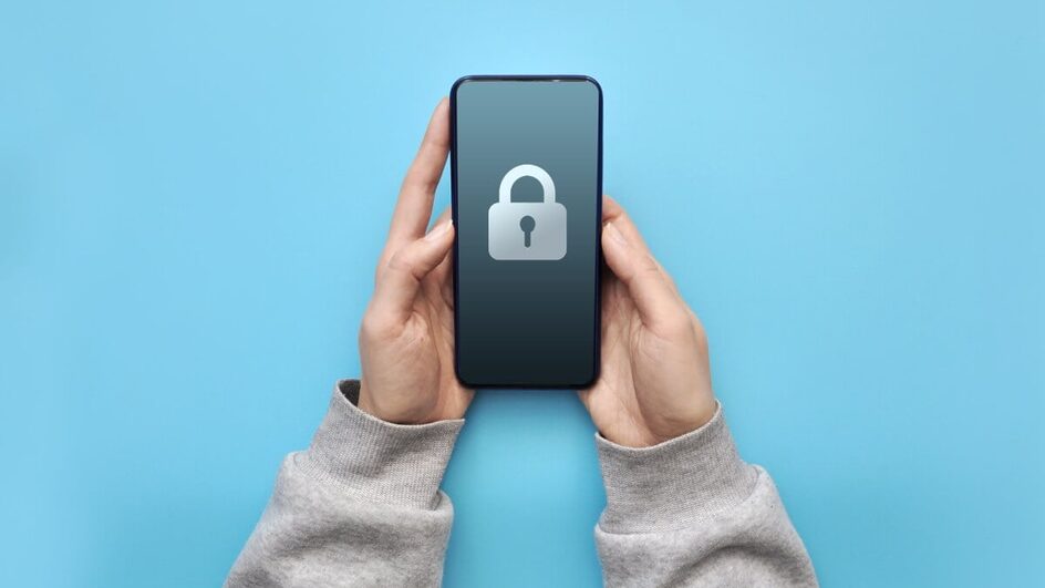 Com o aumento de roubos e furtos de celulares, medidas de proteção se mostram cada vez mais necessárias (Imagem: Fida Olga | Shutterstock)