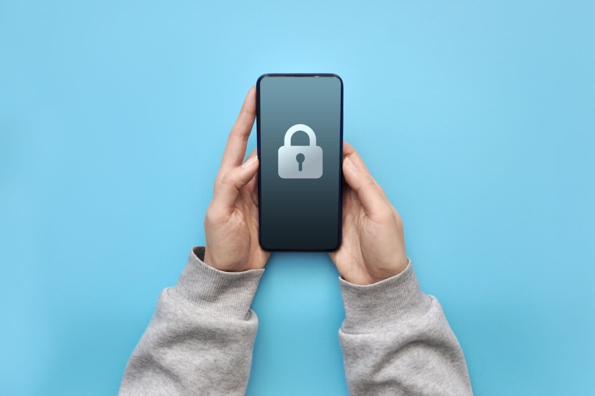 Com o aumento de roubos e furtos de celulares, medidas de proteção se mostram cada vez mais necessárias (Imagem: Fida Olga | Shutterstock)