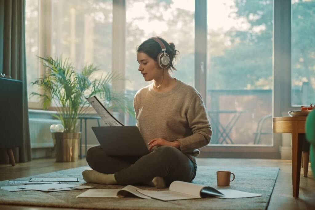 Explorar conteúdos diferentes do habitual também é uma forma de favorecer ideias criativas (Imagem: Gorodenkoff | Shutterstock)
