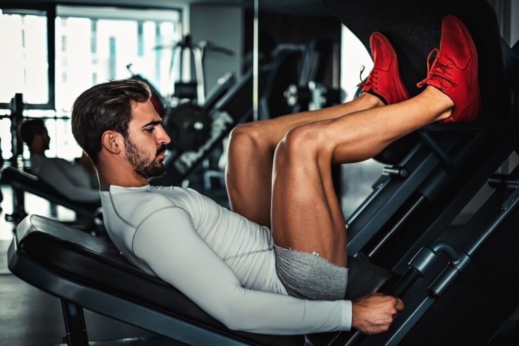 O leg press ajuda a trabalhar os membros inferiores do corpo (Imagem: Sjale | Shutterstock)