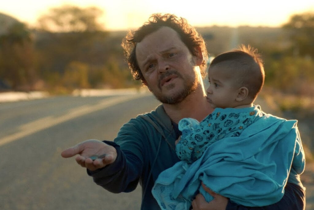 No longa “Mais pesado que o céu”, Antônio e Teresa enfrentam a estrada do sertão em busca de uma nova vida (Imagem: Reprodução digital | Sereia Filmes)