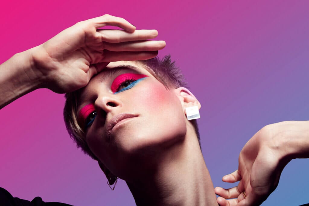 Olhos com tons neon deixam a maquiagem mais divertida (Imagem: Beauty Stock | Shutterstock)