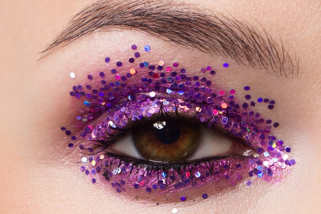 Glitter nos olhos ajuda a complementar a maquiagem (Imagem: Shtennikova Evgenia | Shutterstock)