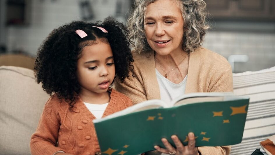 A leitura pode ser mais especial com os avós (Imagem: PeopleImages.com - Yuri A | Shutterstock)