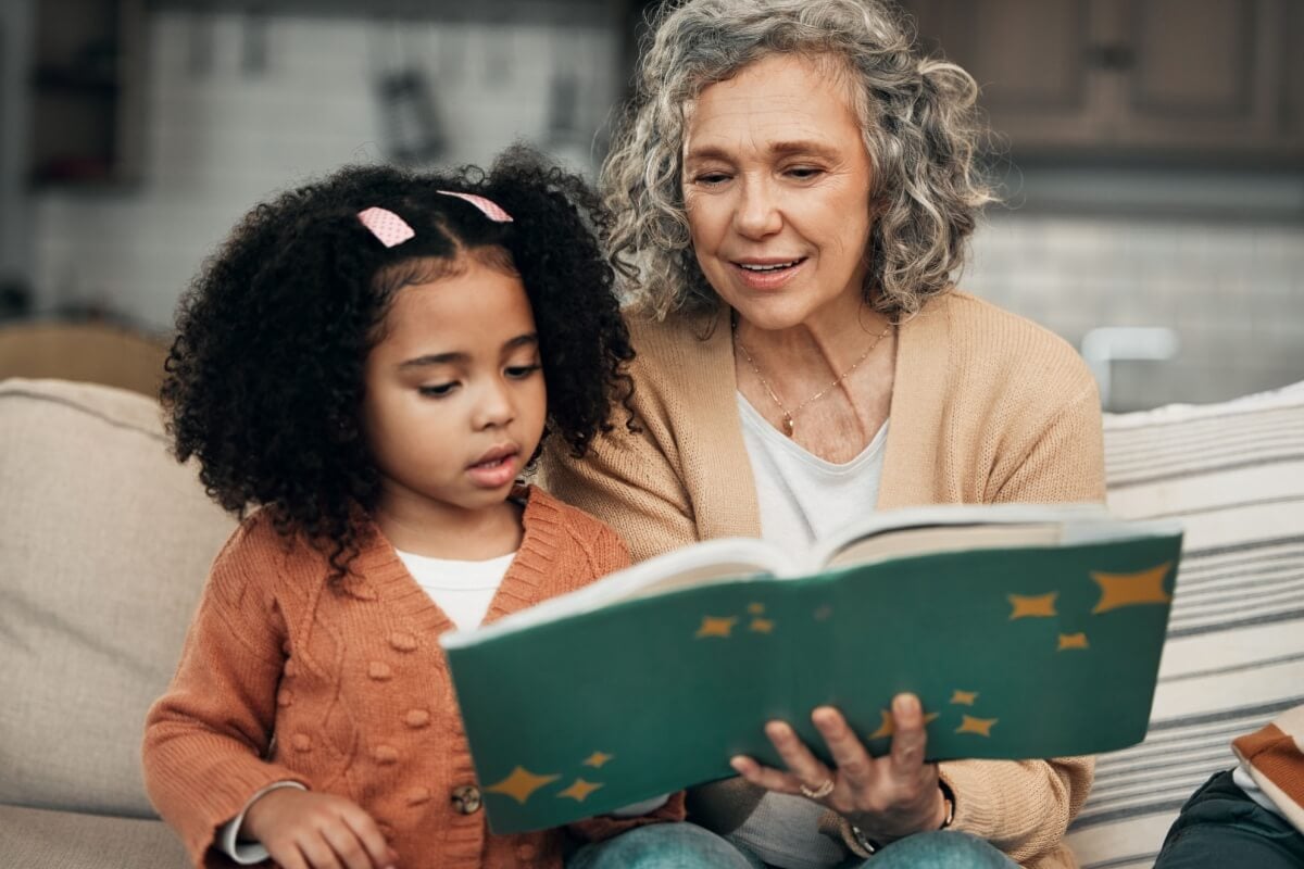 A leitura pode ser mais especial com os avós (Imagem: PeopleImages.com - Yuri A | Shutterstock)