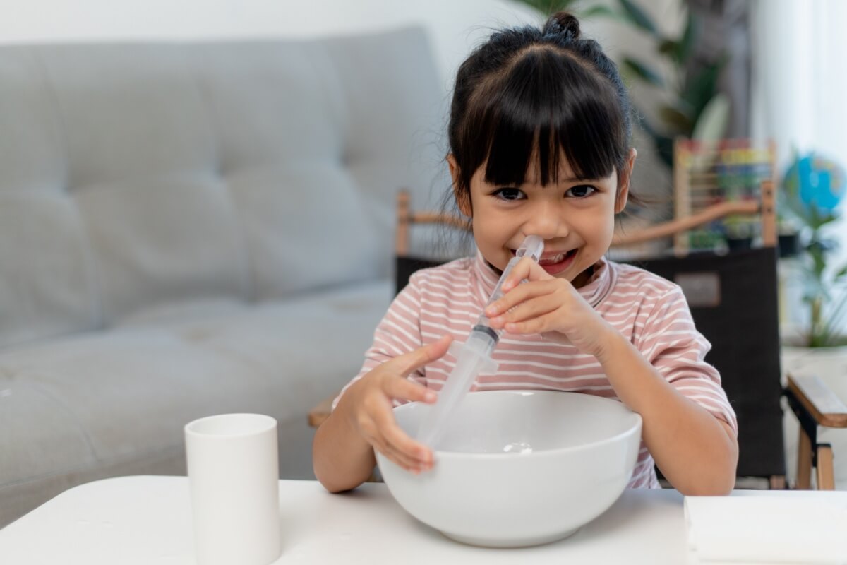 A lavagem nasal pode ajudar a prevenir doenças respiratórias em crianças (Imagem: FAMILY STOCK | Shutterstock)