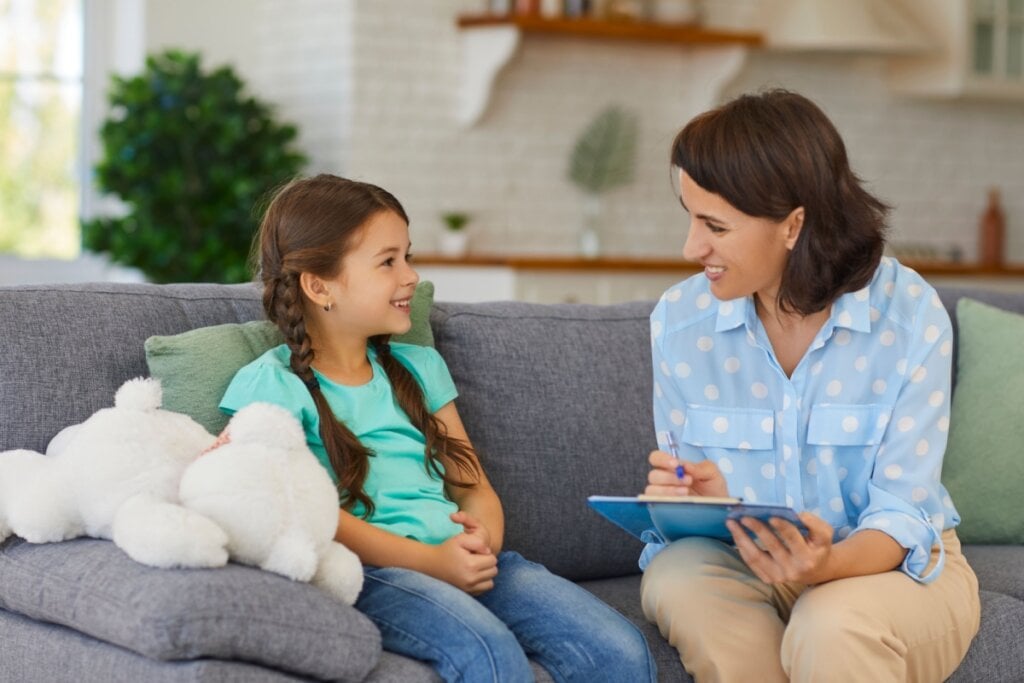 Validar os sentimentos da criança faz com que ela entenda a rotina da família com mais facilidade (Imagem: Studio Romantic | Shutterstock)