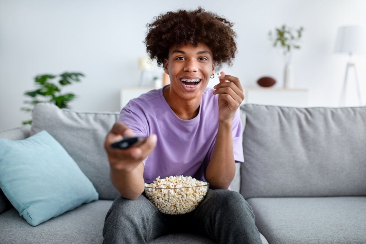 Filmes podem enriquecer o repertório dos vestibulandos ao explorar eventos históricos, biografias e temas relevantes (Imagem: Prostock-studio | Shutterstock)