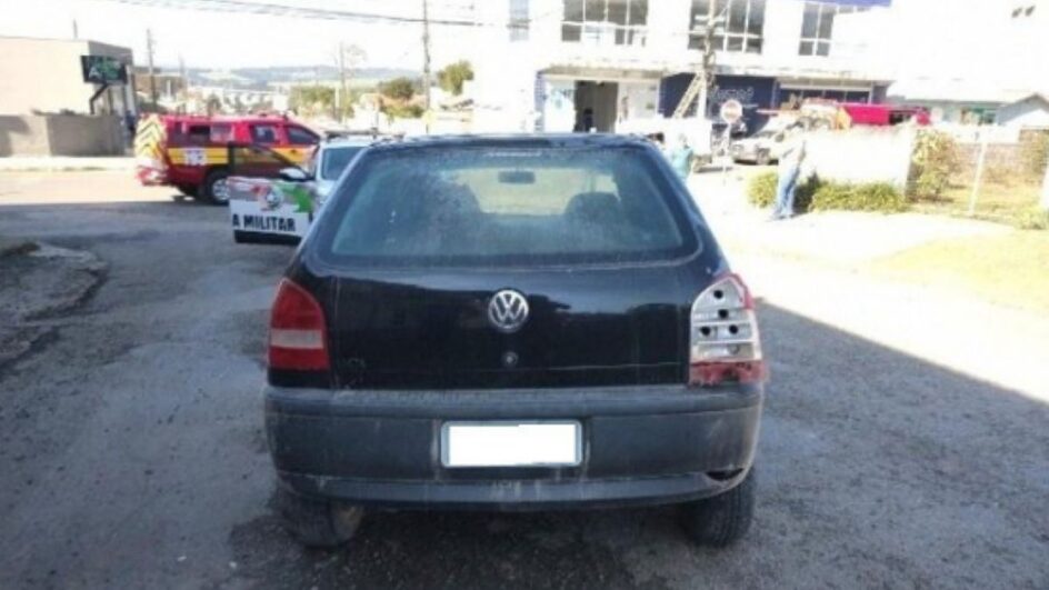 Motorista em carro quebrado contraria sinalização, atropela motociclista e é preso em SC