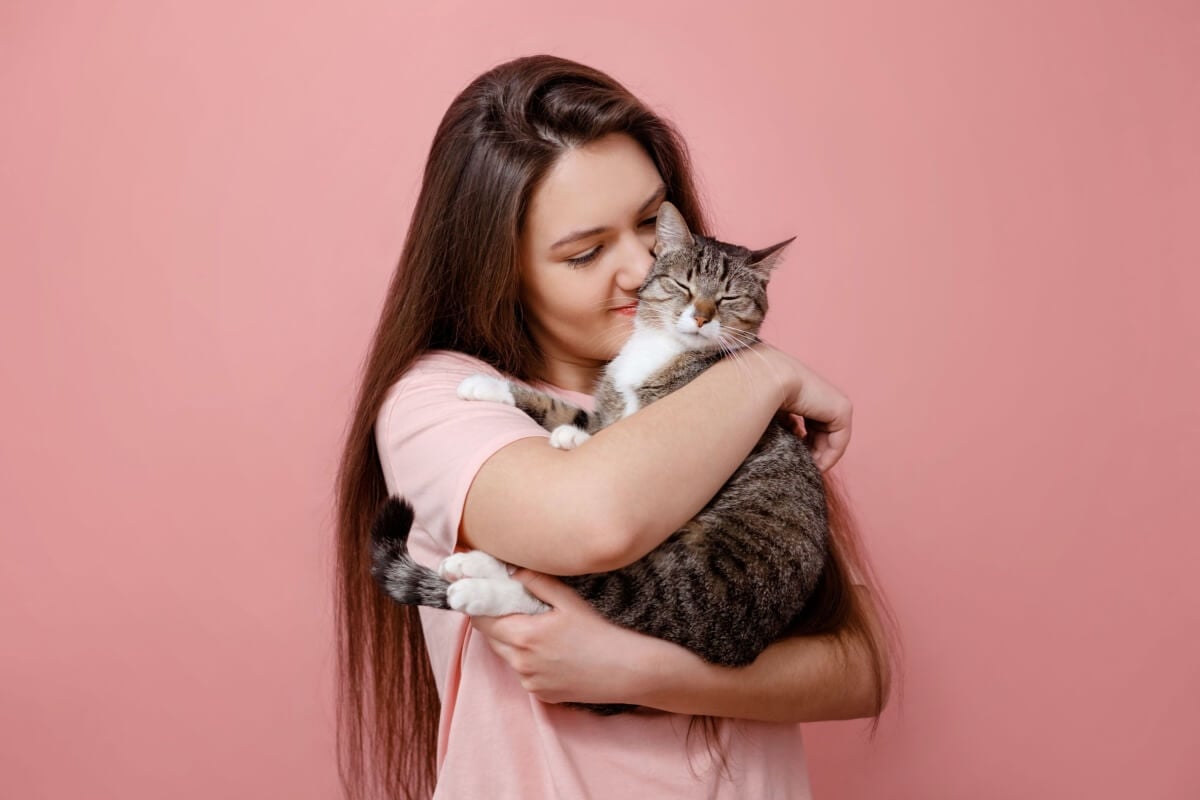 Apesar da reputação de independência, gatos formam laços emocionais com seus tutores e precisam de rotina e companhia para se sentirem seguros (Imagem: Denis Val | Shutterstock)