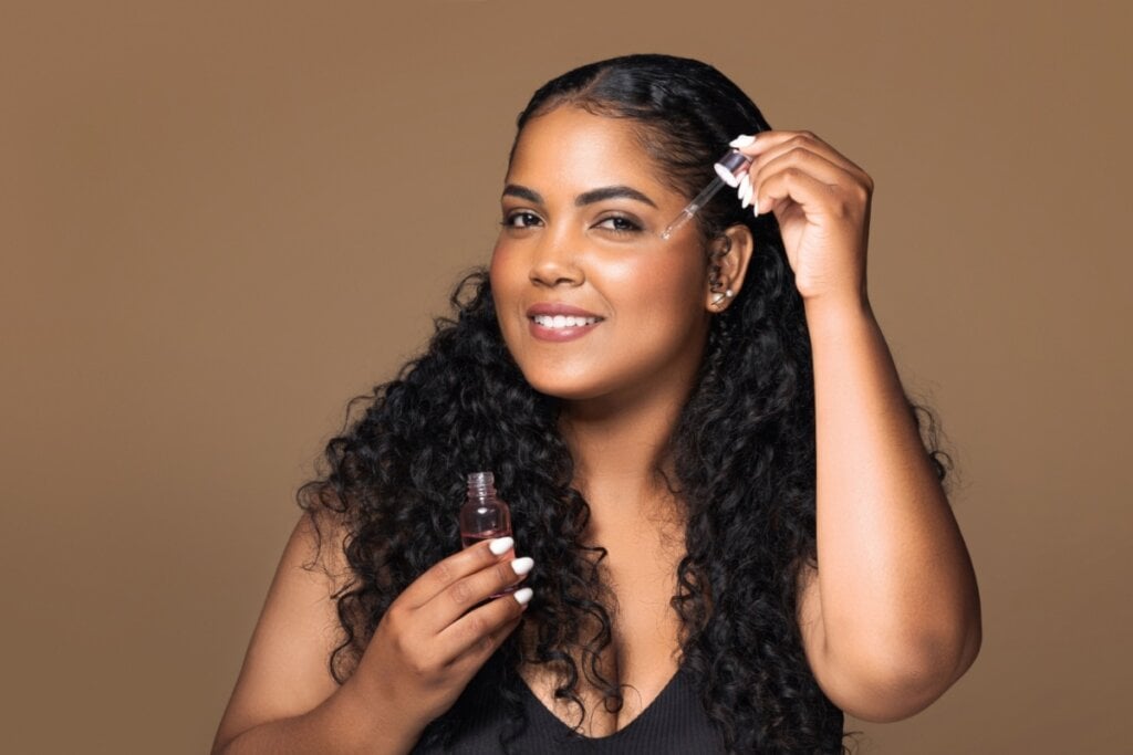 &Eacute; importante utilizar o &aacute;cido retin&oacute;ico conforme a orienta&ccedil;&atilde;o do dermatologista (Imagem: Prostock-studio | Shutterstock)