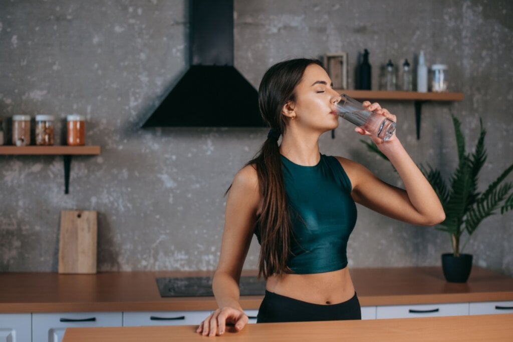 O consumo regular de água é essencial para ajudar no ganho de massa muscular (Imagem: dekazigzag | Shutterstock)