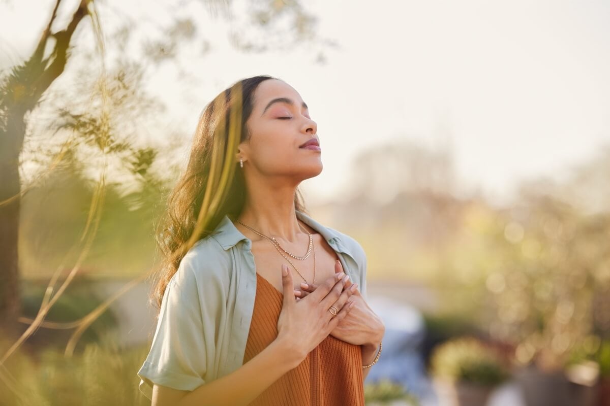 Muitas vezes criamos personagens para sermos aceitos, mas isso nos distancia de nossa verdadeira essência (Imagem: Rido | Shutterstock)