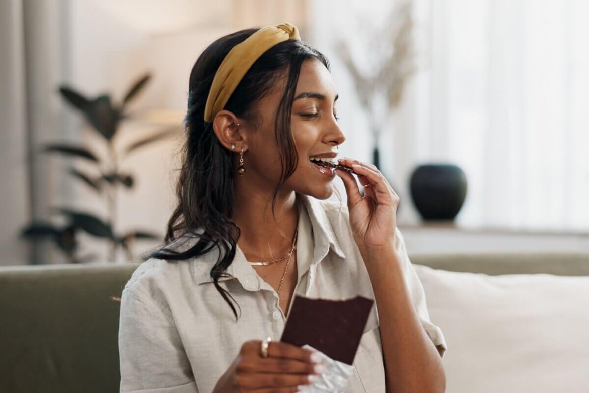 É possível consumir chocolate de maneira saudável com moderação, sem eliminá-lo da dieta (Imagem: PeopleImages.com - Yuri A | Shutterstock)