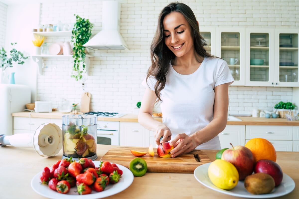 Uma alimentação rica em nutrientes ajuda a evitar a queda de cabelo (Imagem: Olha Povozniuk | Shutterstock)