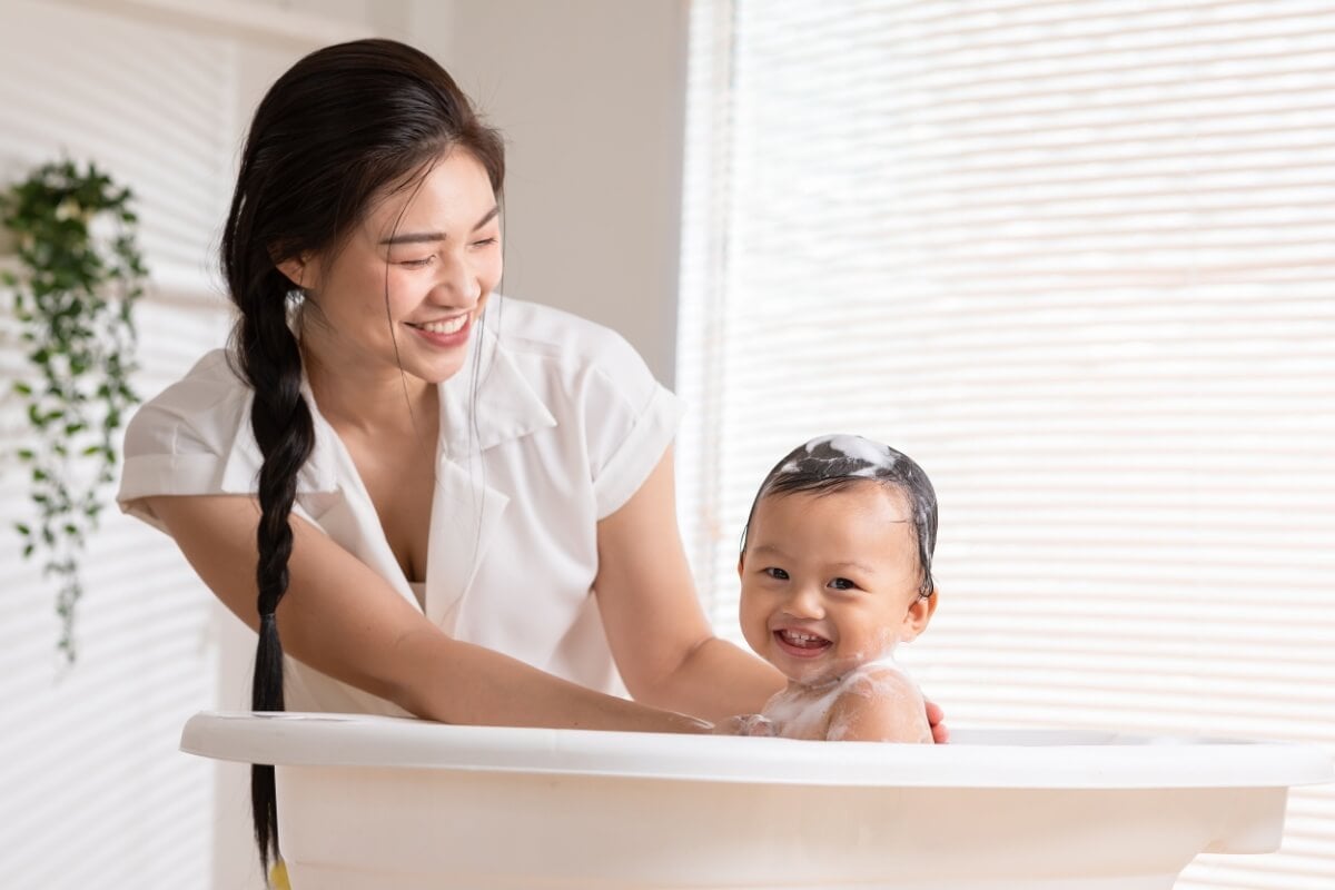 O banho pode ajudar a acalmar o bebê e a melhorar o sono (Imagem: 220 Selfmade studio | Shutterstock)