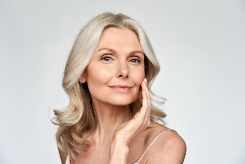 Aos 50 anos, a produção de colágeno diminui, a estrutura facial cede e surgem papada e bolsas palpebrais, além de manchas solares (Imagem: Ground Picture | Shutterstock)