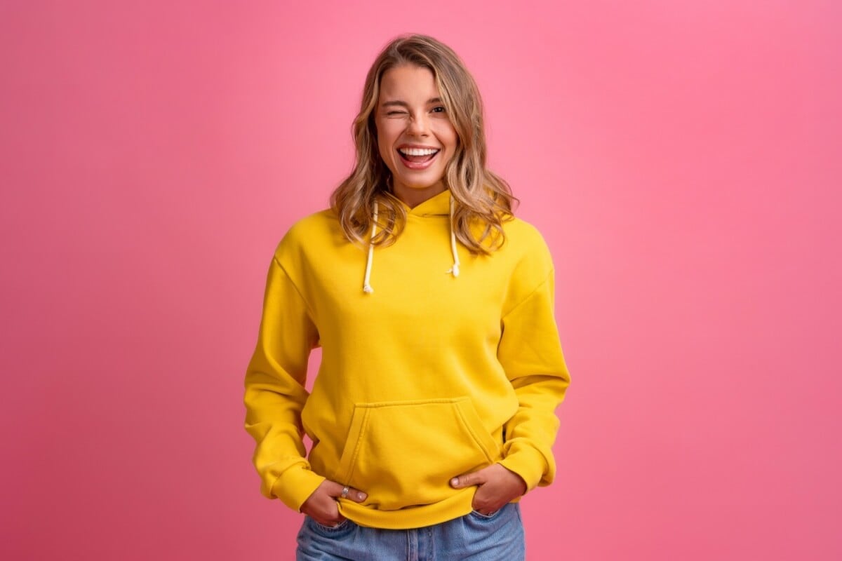 O moletom pode ser elegante e confortável em diversas ocasiões quando combinado com as peças certas (Imagem: Maria Markevich | Shutterstock)