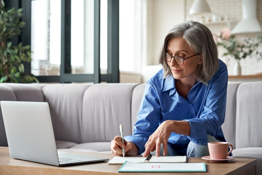 Atualização tecnológica, uso da rede de contatos e abertura para aprender são essenciais para aqueles que retornam ao mercado de trabalho (Imagem: Ground Picture | Shutterstock)