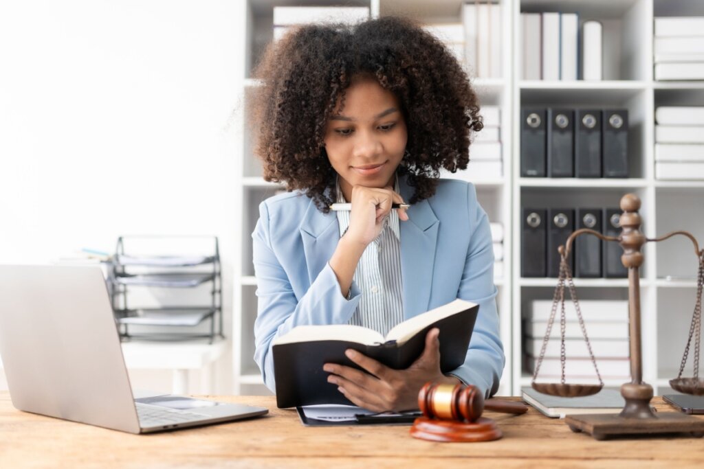 &Eacute; essencial estudar a &ldquo;lei seca&rdquo; e as S&uacute;mulas dos Tribunais Superiores (Imagem: SaiArLawKa2 | Shutterstock)