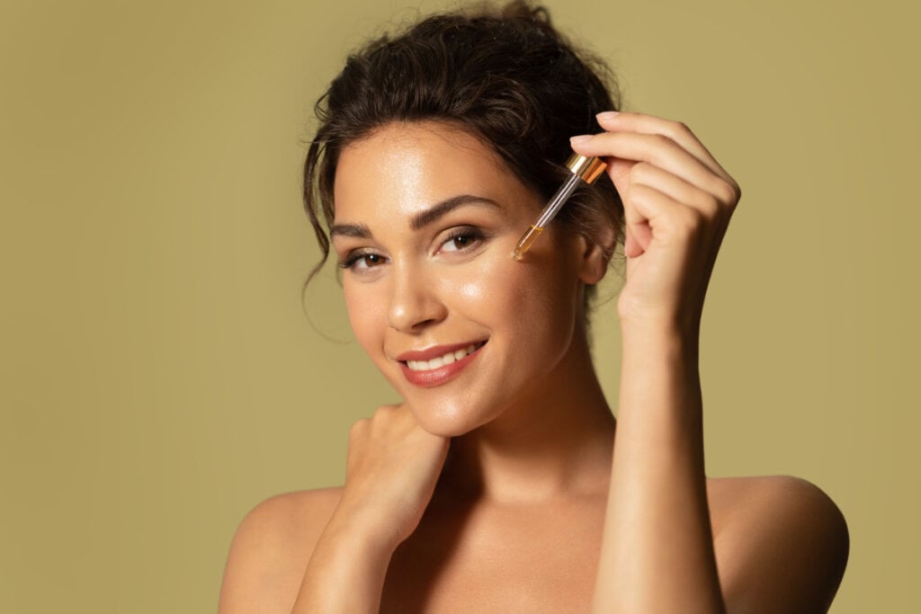 Hidratantes em forma de s&eacute;runs t&ecirc;m uma textura fluida e leve (Imagem: popcorner | Shutterstock)