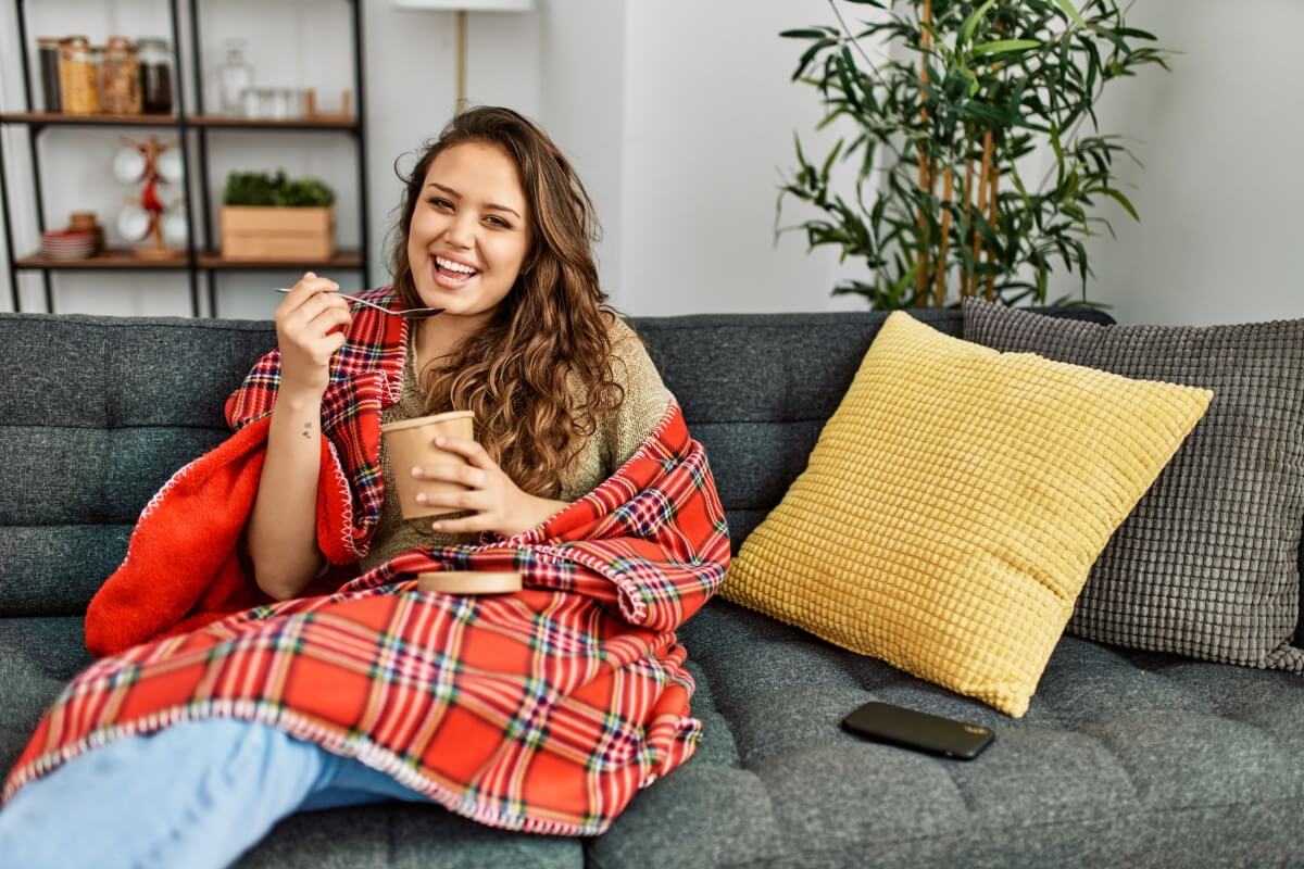 No inverno, o corpo gasta mais energia e aumenta o apetite, exigindo escolhas alimentares saudáveis (Imagem: Krakenimages.com | Shutterstock)