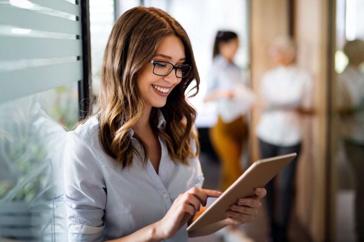 O equilíbrio entre trabalho e vida pessoal é fundamental para essas gerações (Imagem: NDAB Creativit | Shutterstock)