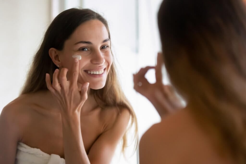 Com a redução do colágeno aos 40 anos, outros cuidados com a pele devem ser adotados (Imagem: fizkes | Shutterstock)