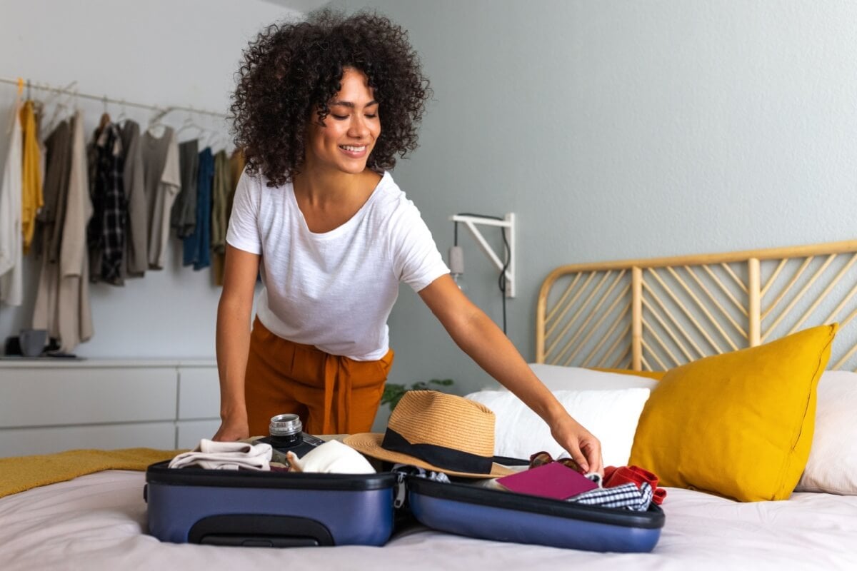 É possível montar uma mala com peças versáteis para as férias (Imagem: Daniel Hoz | Shutterstock)