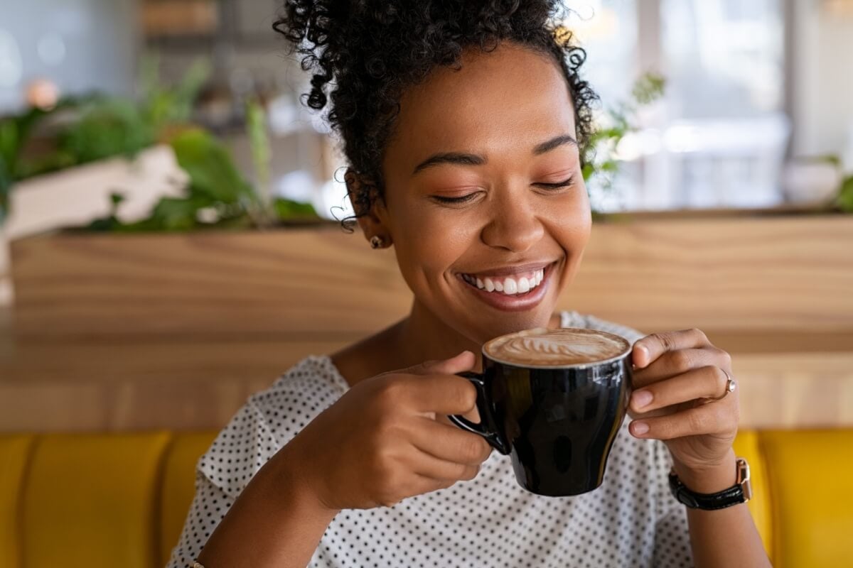 O consumo de café e vinho tende a aumentar no inverno (Imagem: Ground Picture | Shutterstock)
