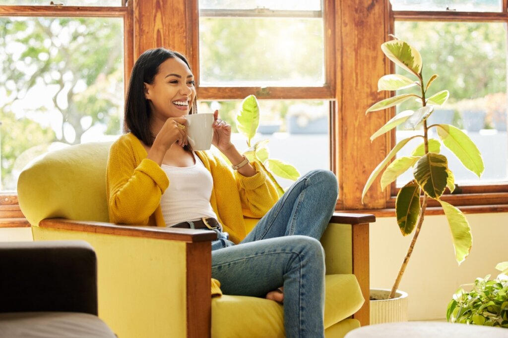 O ch&aacute; de erva-doce auxilia nos sintomas da TPM e menopausa (Imagem: PeopleImages.com &ndash; Yuri A | Shutterstock)