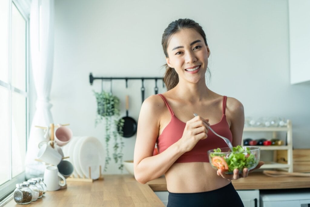 Para ter uma boa composi&ccedil;&atilde;o corporal, &eacute; necess&aacute;rio ter uma dieta equilibrada junto a uma rotina de exerc&iacute;cios (Imagem: Hananeko_Studio | Shutterstock)