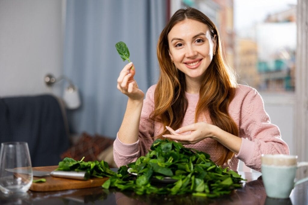 O espinafre contém vitamina C e betacaroteno, essenciais para a saúde da pele (Imagem: BearFotos | Shutterstock)