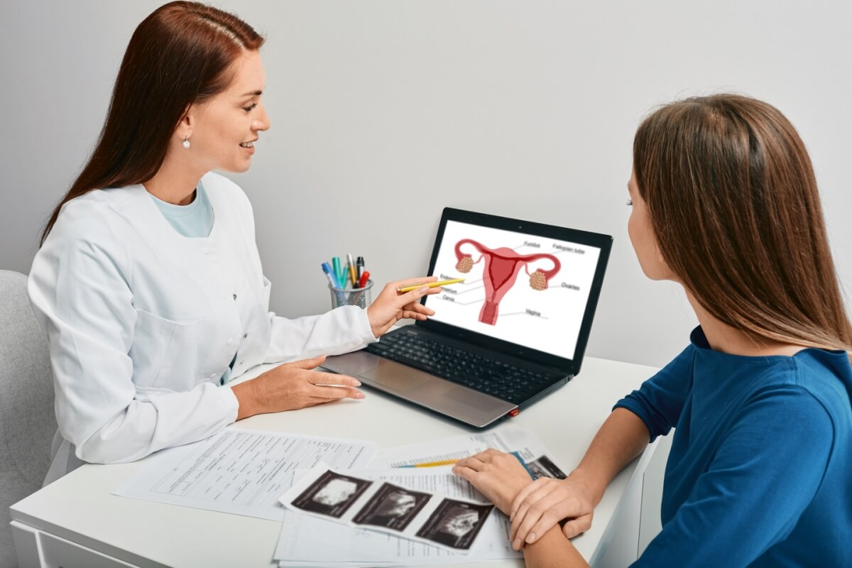 Consultas e exames regulares permitem o acompanhamento preventivo de condições de saúde (Imagem: Peakstock | Shutterstock)