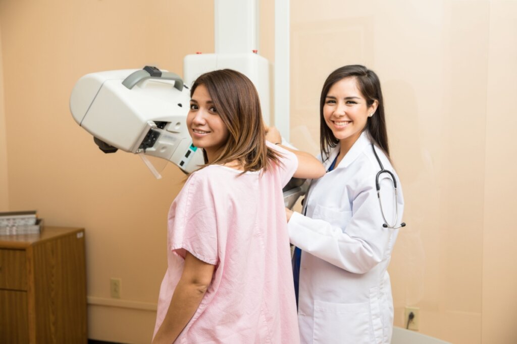 É importante realizar os exames preventivos, como a mamografia, para identificar precocemente casos de câncer de mama (Imagem: antoniodiaz | Shutterstock)