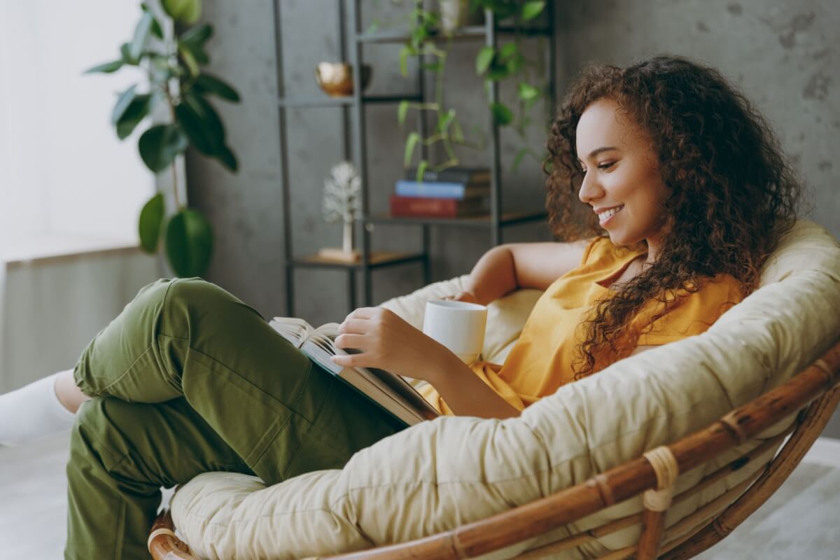 As férias são uma ótima oportunidade para colocar a leitura em dia (Imagem: ViDI Studio | Shutterstock)