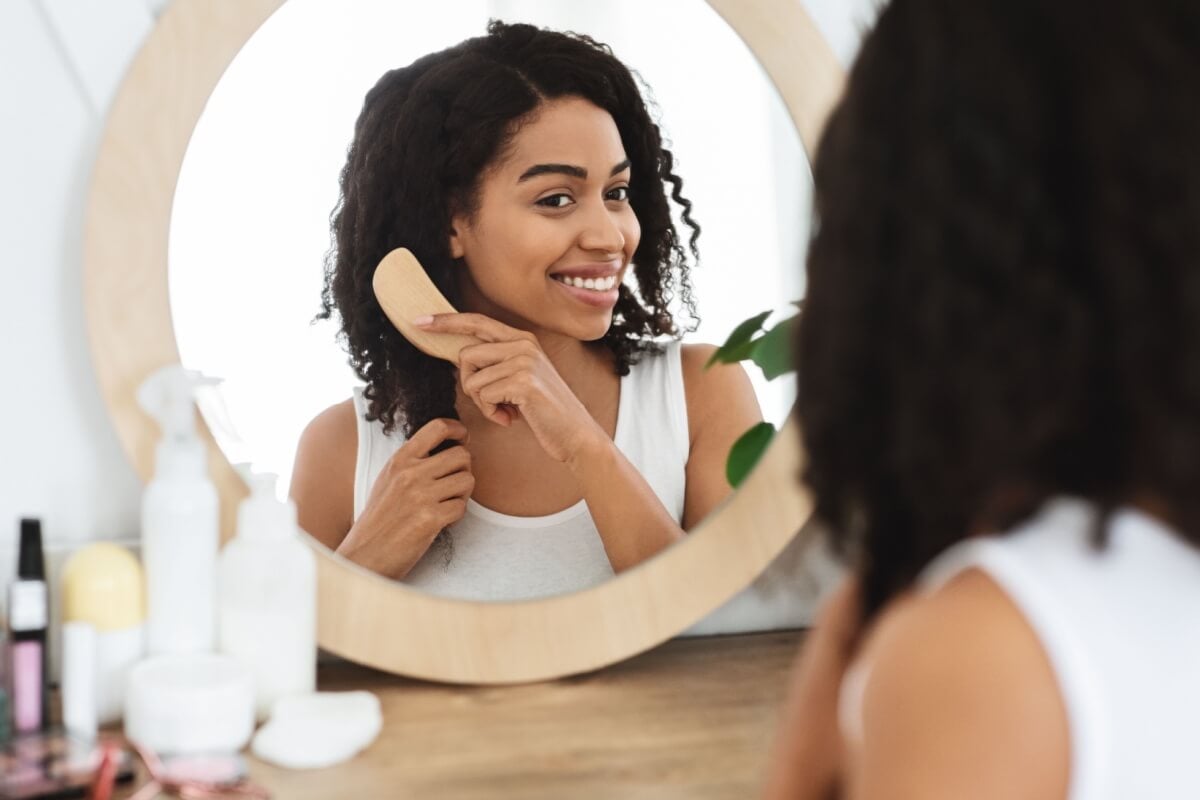 As alterações hormonais podem causar queda de cabelo no pós-parto (Imagem: Prostock-studio | Shutterstock)