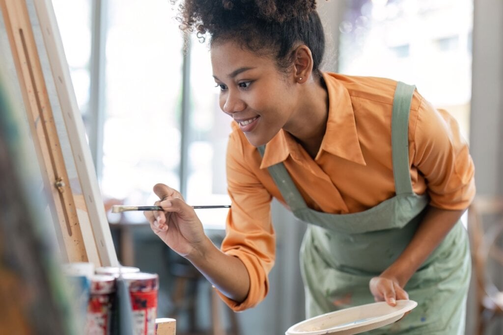 A arteterapia organizacional ajuda a reduzir o estresse e a estimular a criatividade (Imagem: Natee Meepian | Shutterstock)