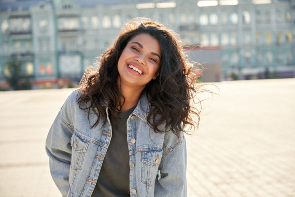 A jaqueta jeans é uma peça que combina com diversas produções (Imagem: Ground Picture | Shutterstock)
