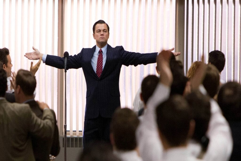 &ldquo;O Lobo de Wall Street&rdquo; acompanha a ascens&atilde;o e a queda de um corretor da bolsa que construiu um imp&eacute;rio financeiro com m&eacute;todos ilegais (Imagem: Reprodu&ccedil;&atilde;o digital | Universal Pictures)