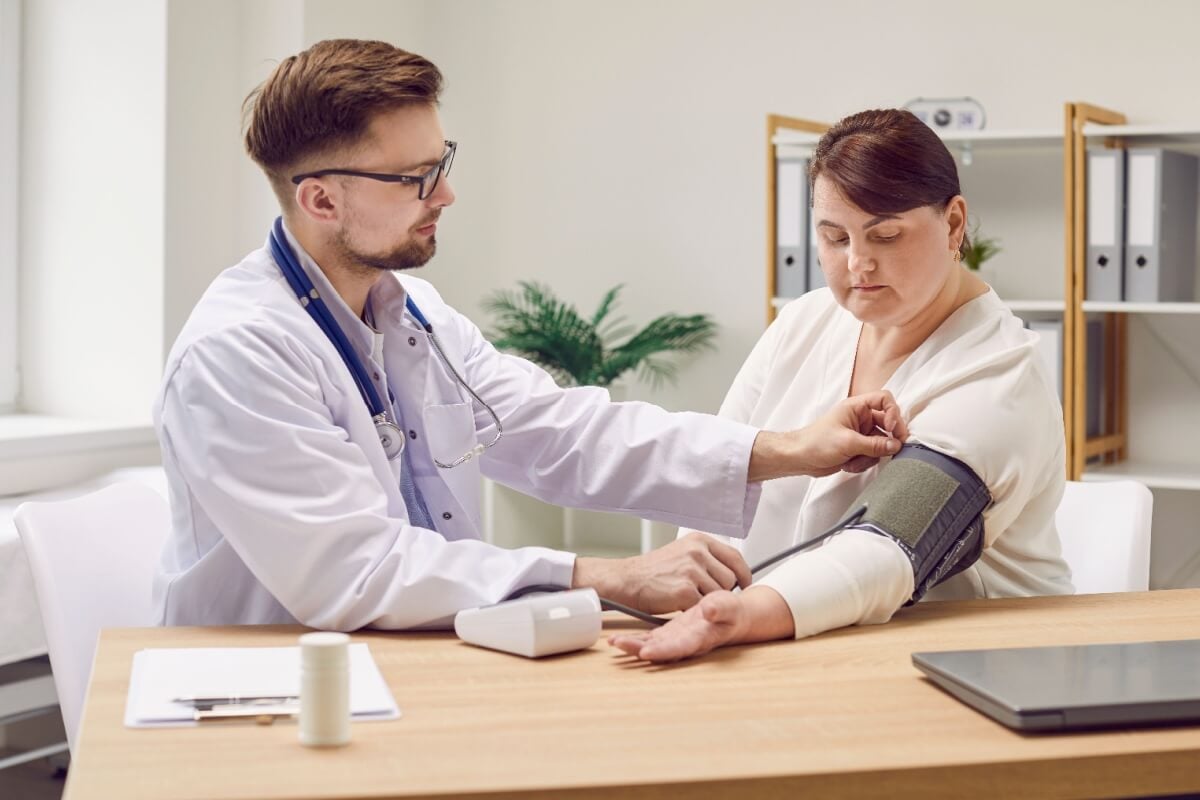 Pessoas com obesidade devem ser acompanhadas com especialistas para tratamento multidisciplinar (Imagem: Studio Romantic | Shutterstock)